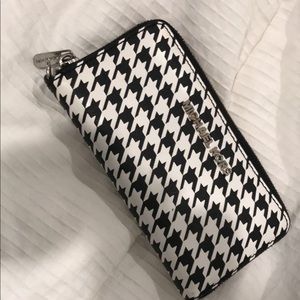 Michael Kors Wallet. Black & White Houndstooth